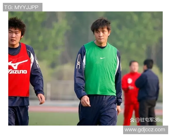 足球男孩帅气风采展现青春活力与拼搏精神的完美结合