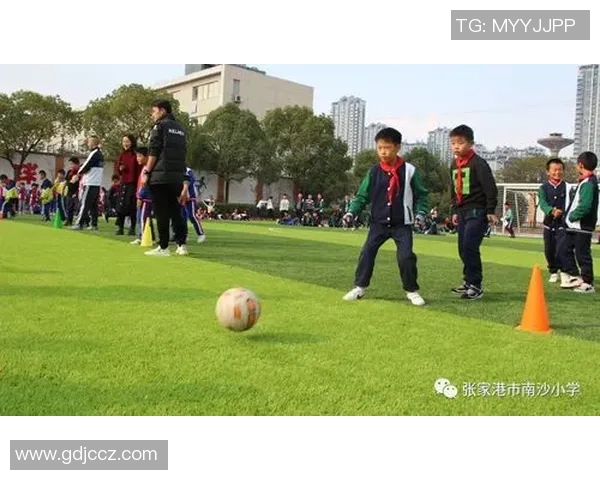 足球小琦的成长之路与梦想追逐:从小球场到大舞台的奋斗故事 足球小琦的成长之路与梦想追逐:从小球场到大舞台的奋斗故事